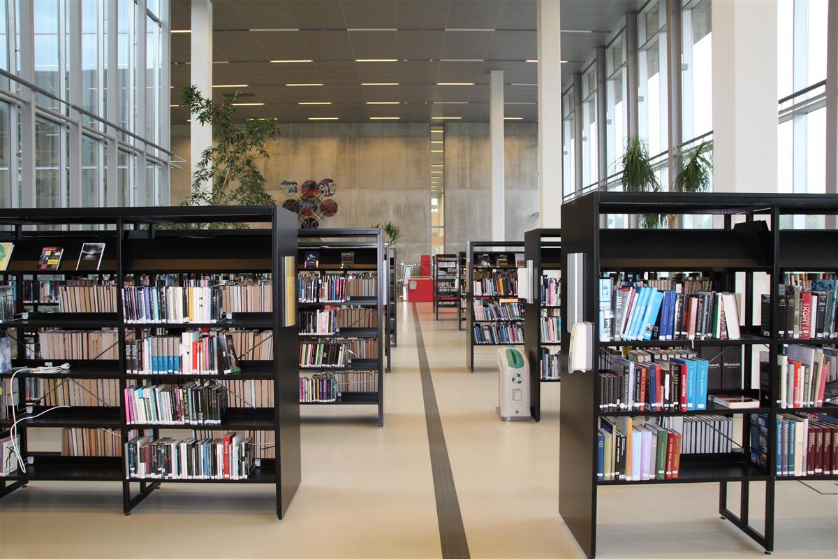 Mange hyller med bøker i et bibliotek - Klikk for stort bilde