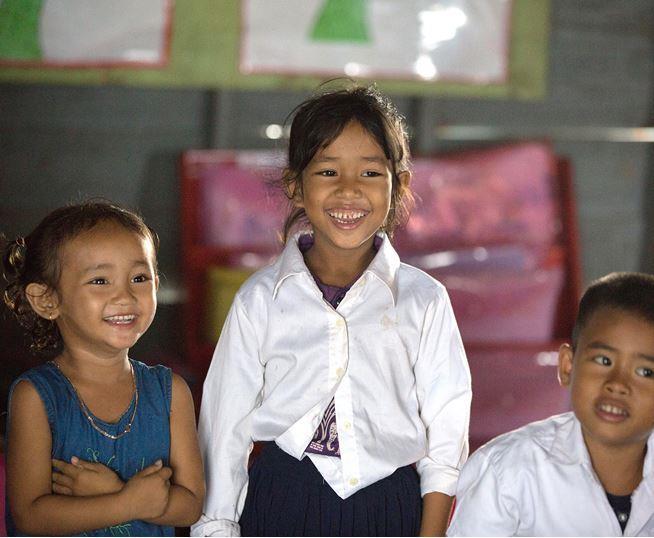 3 små skoleelever fra Kambodsja - Klikk for stort bilde