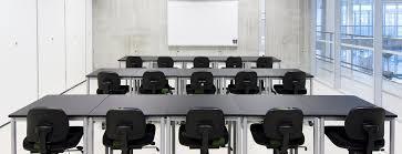 Et klasserom med pulter og stoler - Klikk for stort bilde